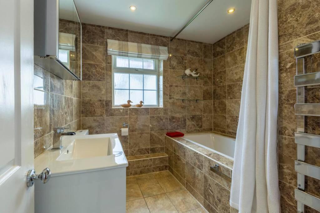 A Cheerful Three Bedroom House In Leafy Lytham Литам-Сент-Эннс Экстерьер фото