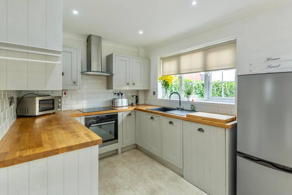 A Cheerful Three Bedroom House In Leafy Lytham Литам-Сент-Эннс Экстерьер фото