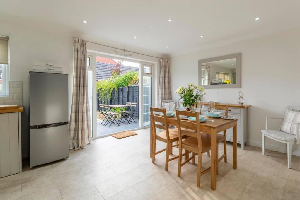 A Cheerful Three Bedroom House In Leafy Lytham Литам-Сент-Эннс Экстерьер фото