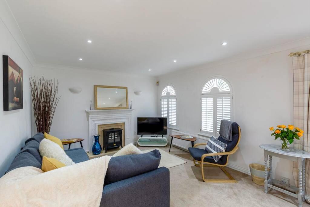 A Cheerful Three Bedroom House In Leafy Lytham Литам-Сент-Эннс Экстерьер фото